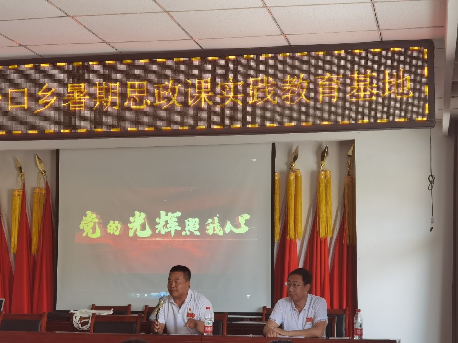 图片包含 室内, 人, 桌子, 男人
描述已自动生成