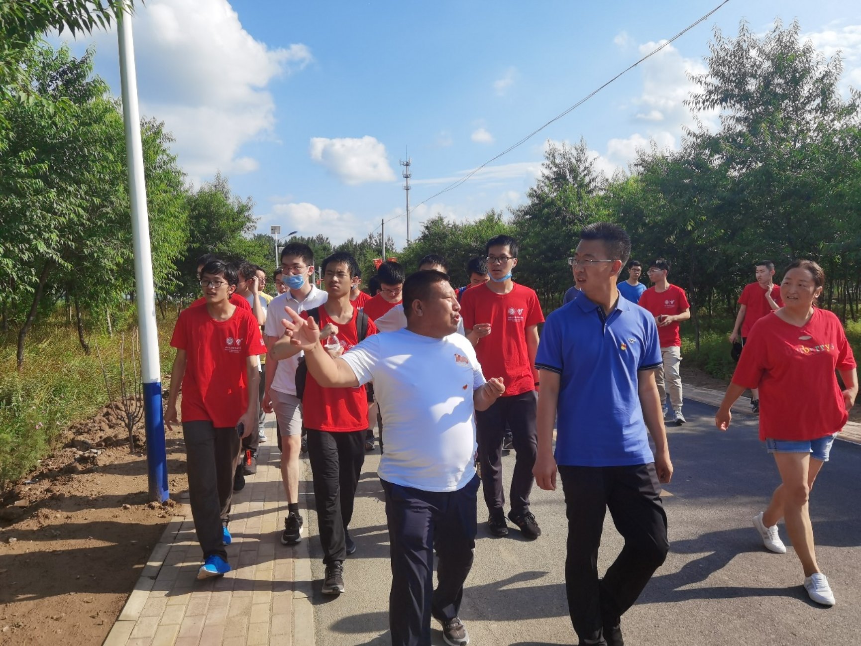 一群人站在路边
描述已自动生成