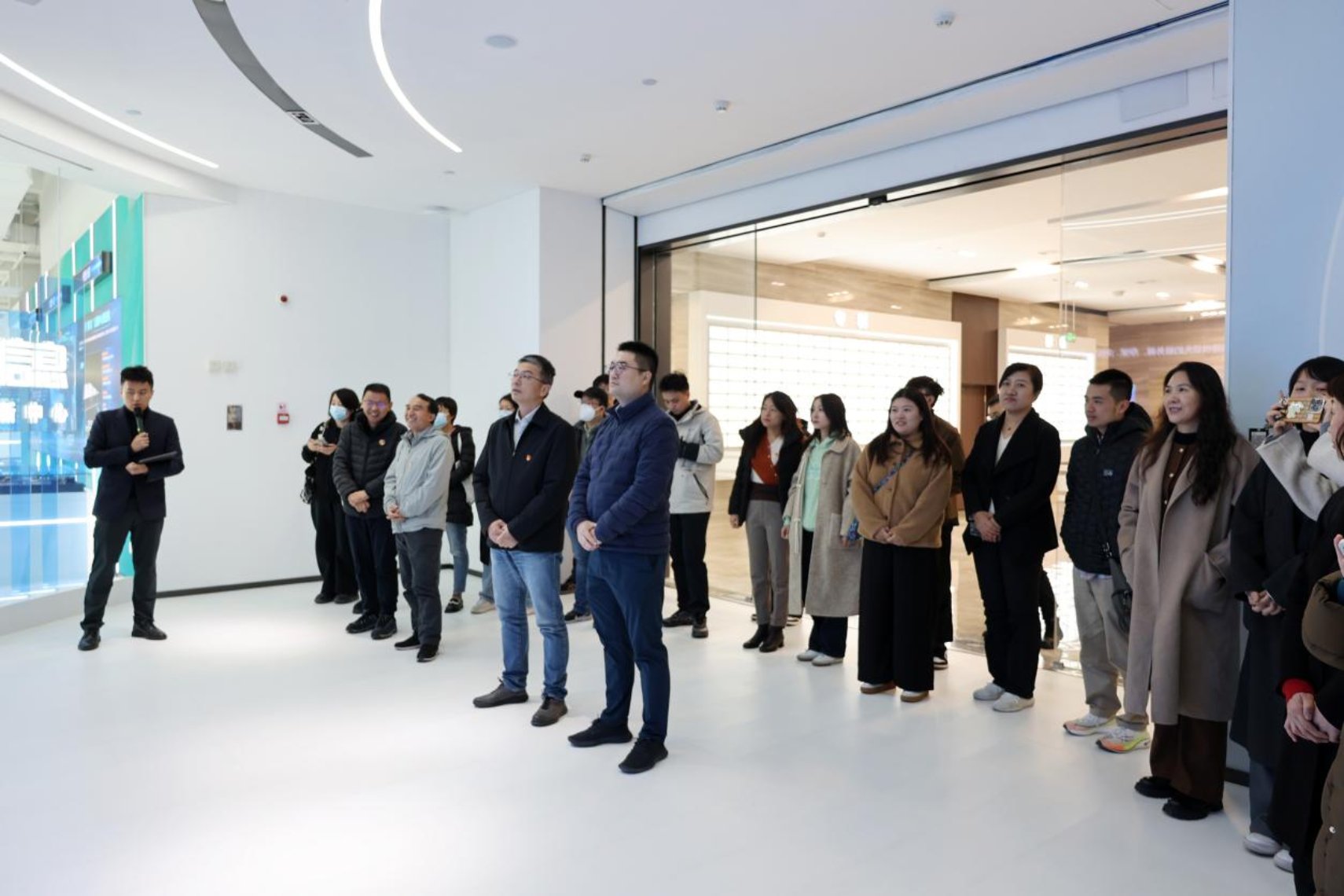 参观浪潮信息生态创新中心展厅2